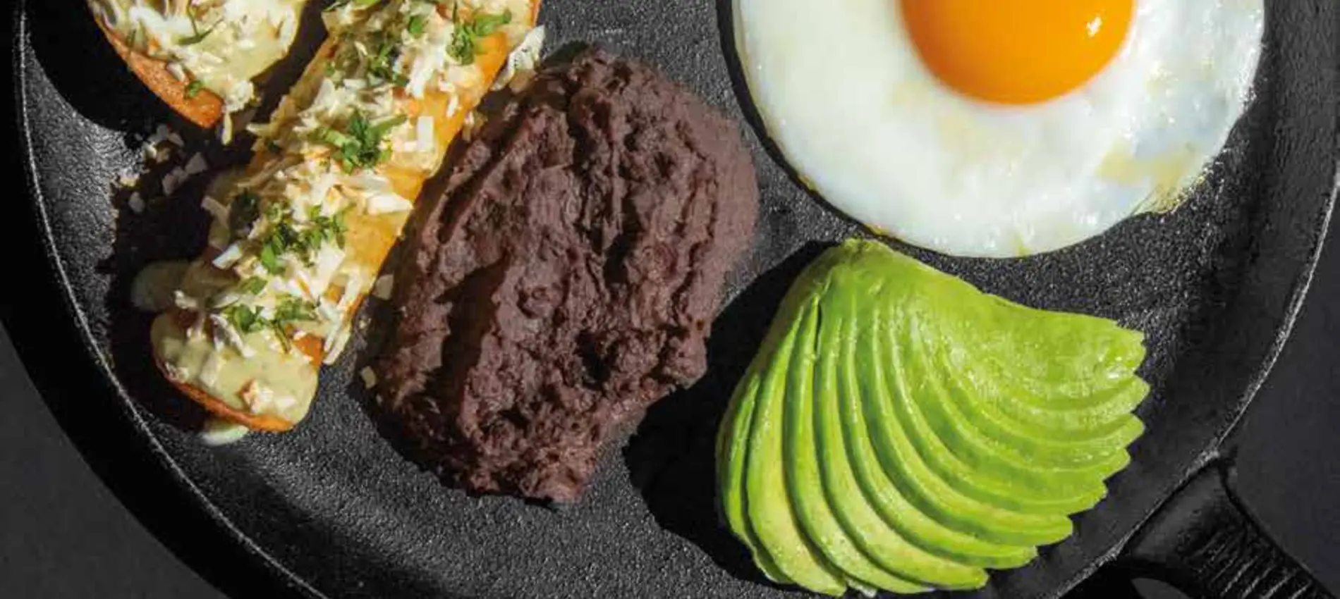 Desayuno Súper Típico Hermano servido en sartén