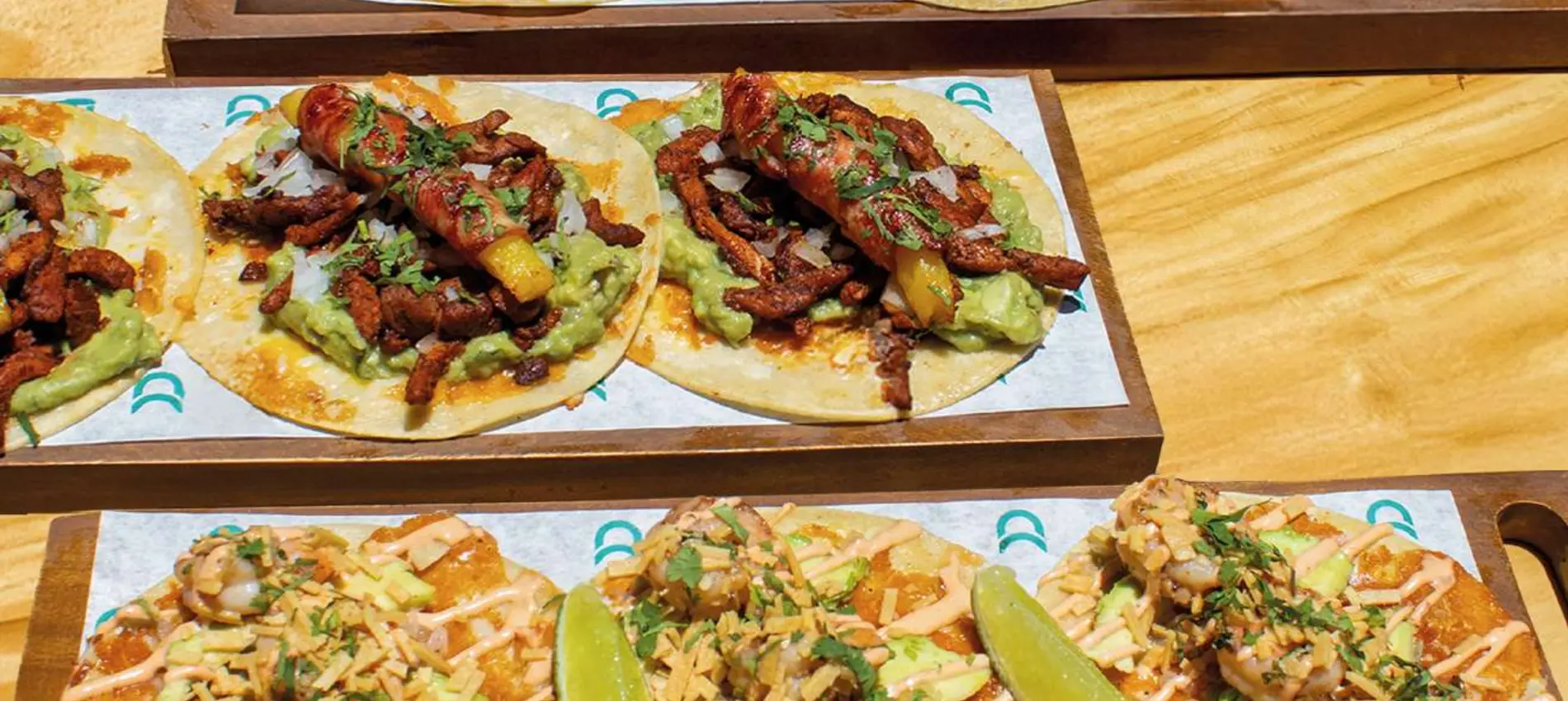 Tacos parrilleros, al trompo y gobernador servidos en tabla
