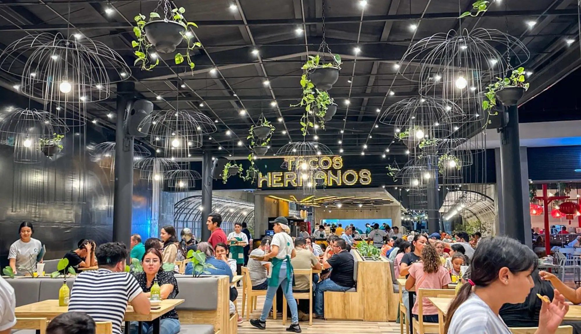 Salón principal de Tacos Hermanos lleno de familias