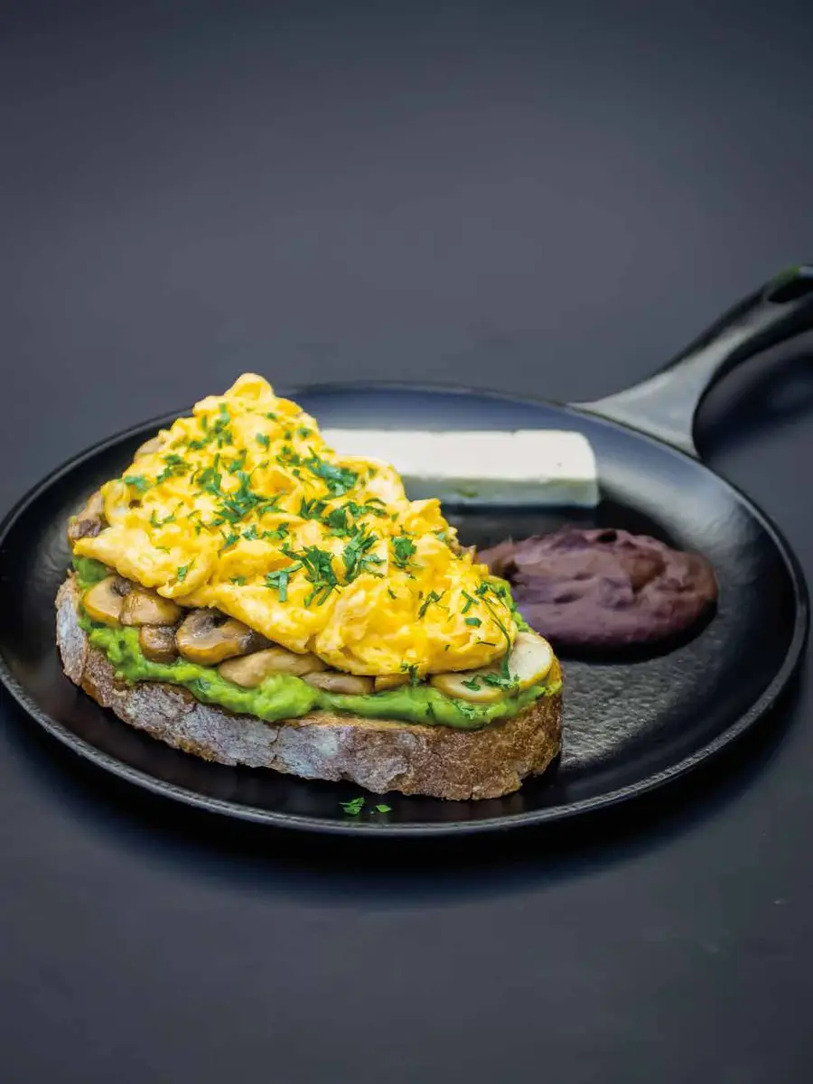Tostada de Aguacate de Tacos Hermanos