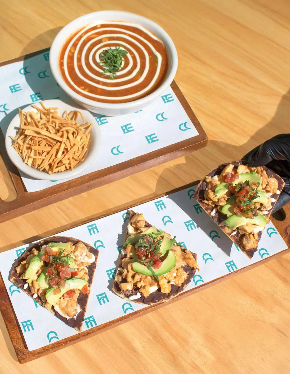 Sopa de Tortilla, Nachos Elegantes de Tacos Hermanos